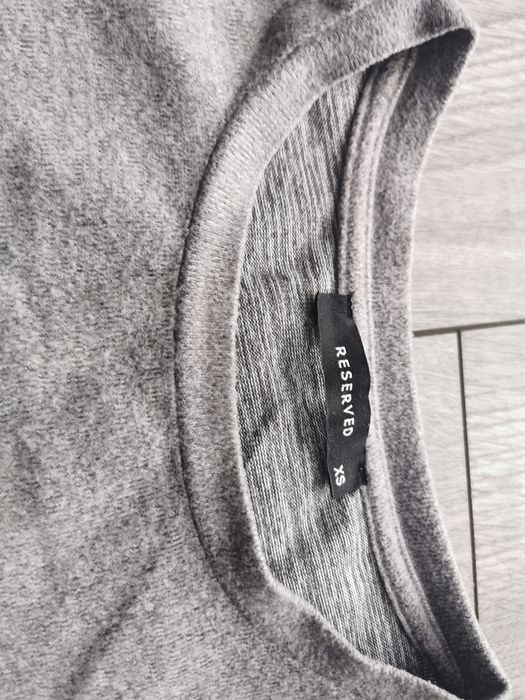 Pluszowy szary sweter sweterek