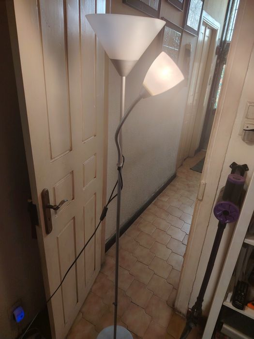 25€ candeeiro de pé,mede 1,80m altura entrego em Rio tinto