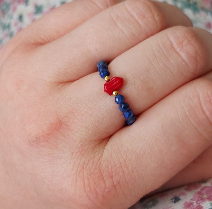 Unikat Pierścionek elastyczny z kamieni lapis lazuli koral naturalny s