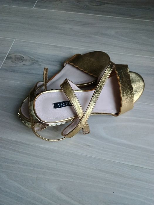 Sandały złote elegancki obcas