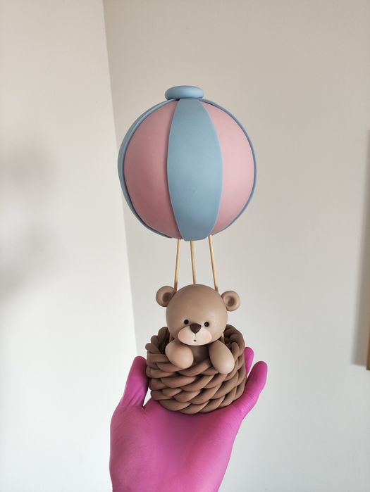 Miś w balonie z masy cukrowej na tort