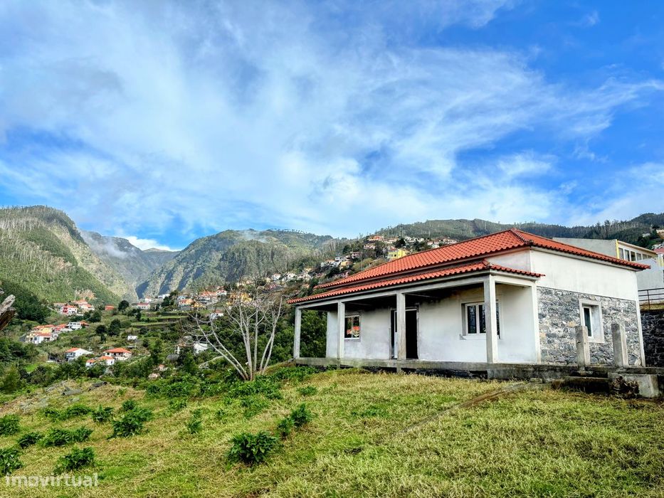 Terreno Urbano Exclusivo com Moradia em Pedra e Expansão Aprovada