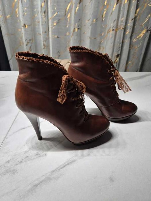 Piękne skórzane brązowe botki na obcasie Kazar