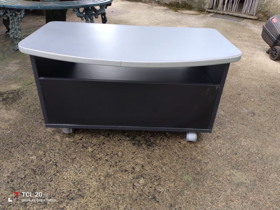 Mesinha de apoio com rodinhas