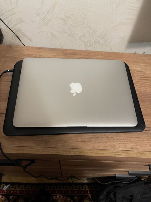 Продам MacBook Air 13" А1466
