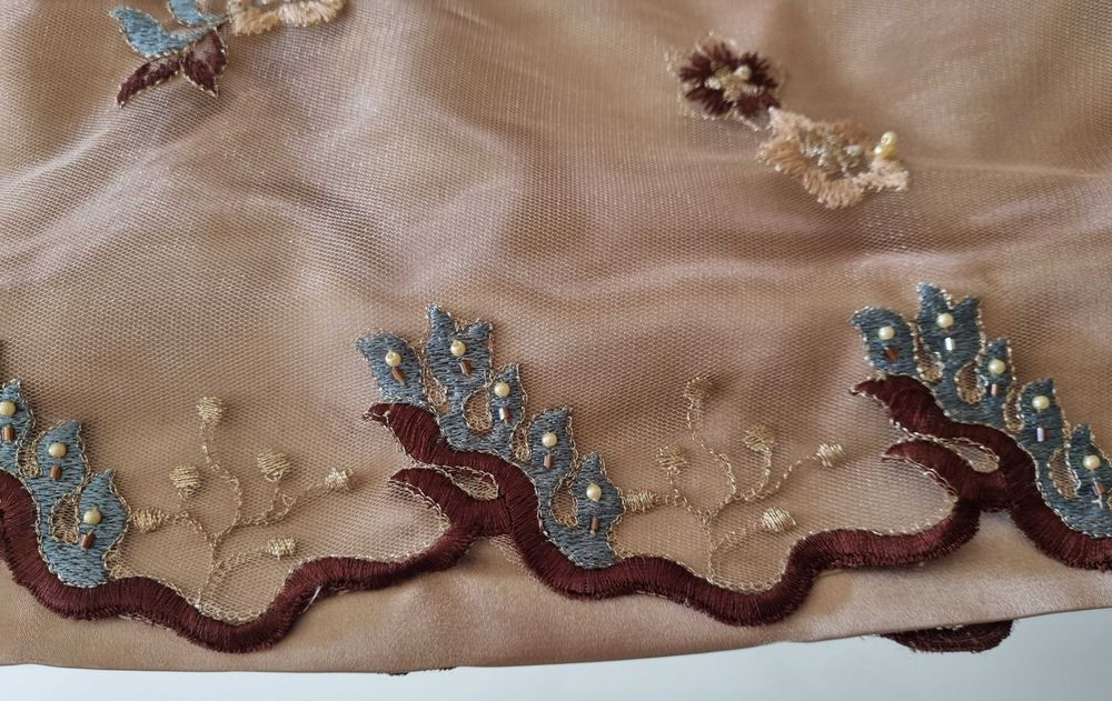 Vestido com bordados e brilhantes