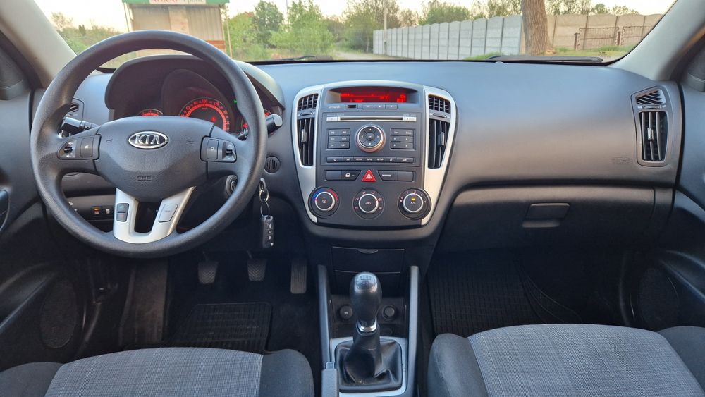 Автомобиль Kia Cee'd универсал 2009 рік
