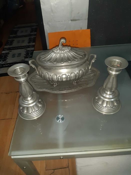 vendo  Conjunto de terrina e travessa com par-de-castiais lindos