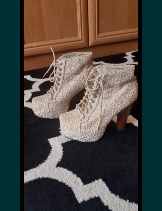 Buty koturny na słupku