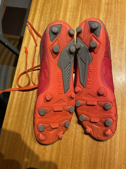 Chuteiras de futebol marca Kipsta tamanho 35