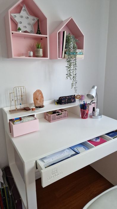 Secretária + cadeira e decoração de parede