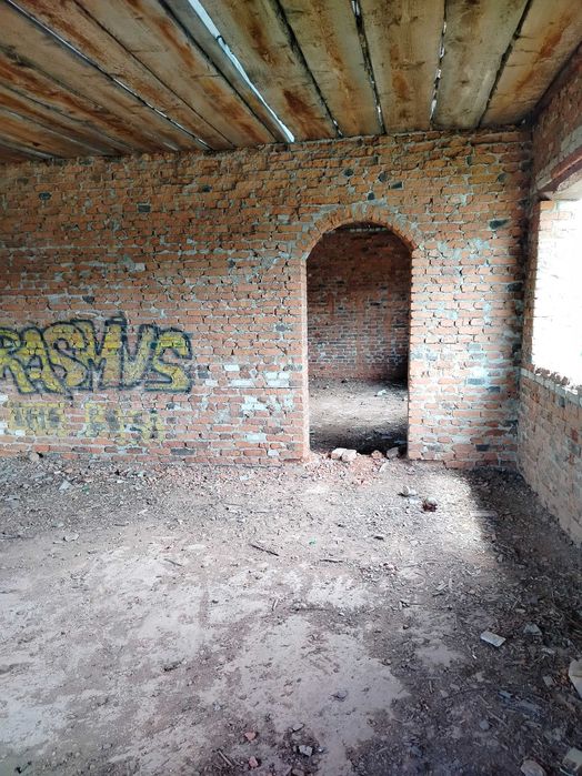 Продається недобудований будинок з великим підвальним гаражем на 3авто