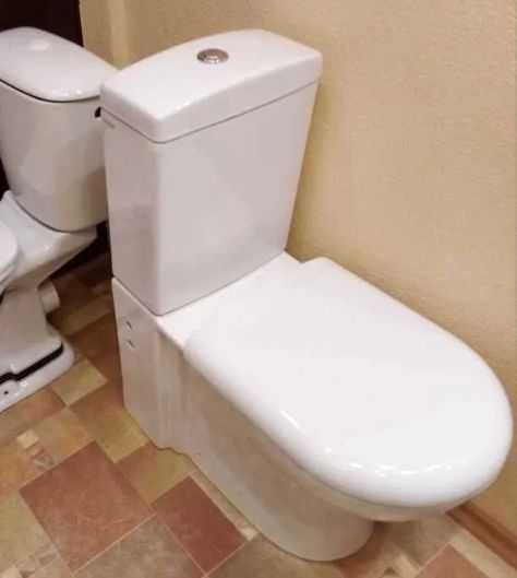 Продам унітаз з бачком і кришкою(комплект) 2 шт