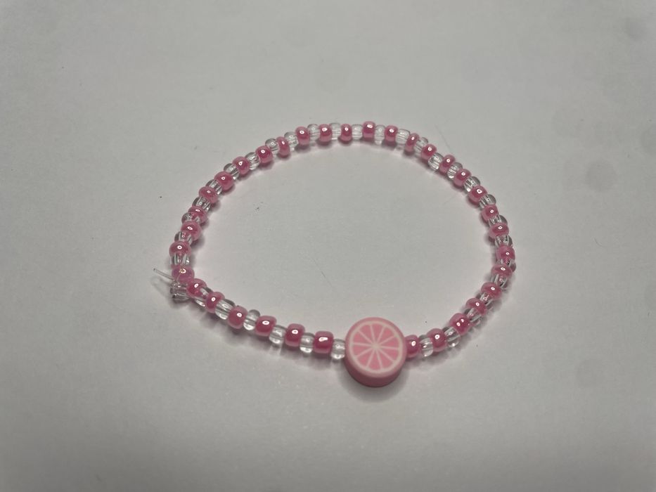 Bransoletki recznie robione z koralików.