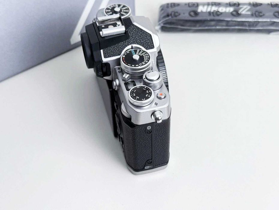 Nikon Zfc (seminova com adaptador de punho)