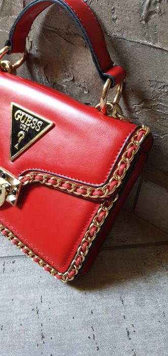 Śliczna czerwona torebka listonoszka szeroki pasek łańcuch guess