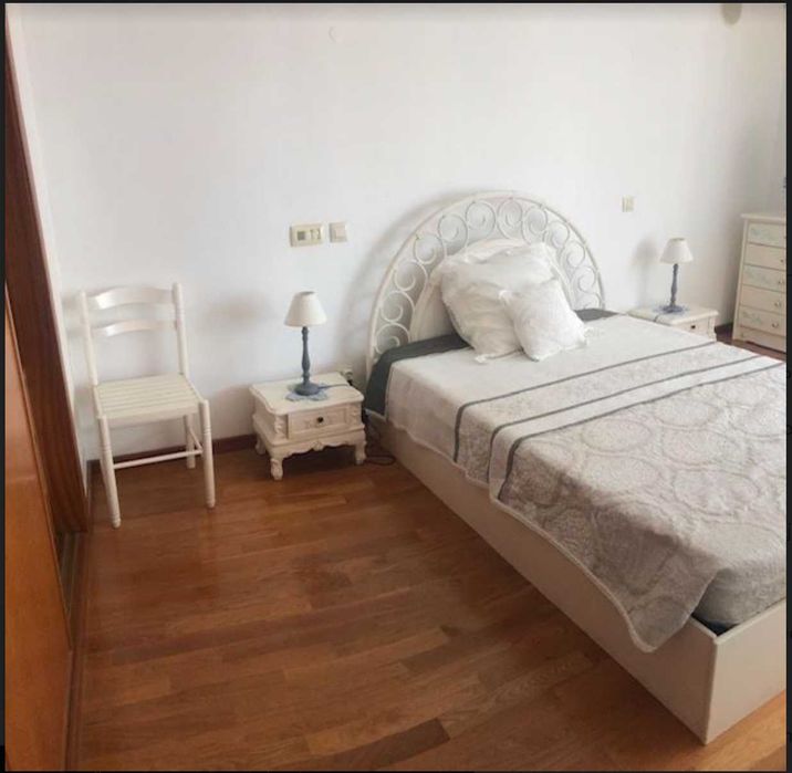 Arrendo quarto grande e muita luz junto metro Carnide, em ambiente sossegado e seguro