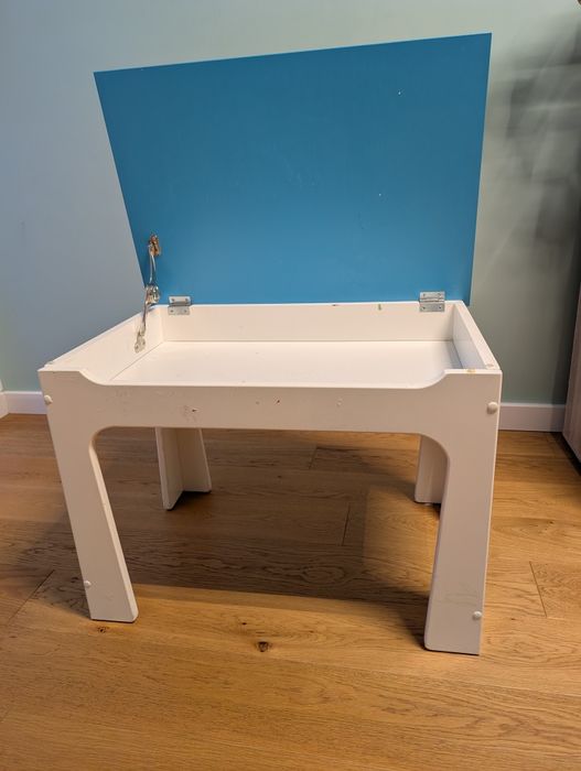 Stolik dziecięcy z krzesłami i półkami