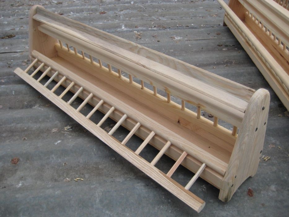 Дерев'яні годівниці для голібів.