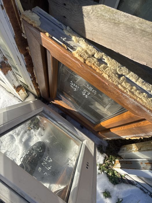 1x okno pcv lazienka 57x73 zloty dab rozwierno uchylne (kurier kraj)