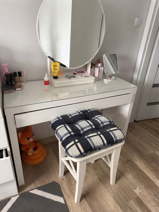 Toaletka ikea malm z lustrem i stołkiem poduszka