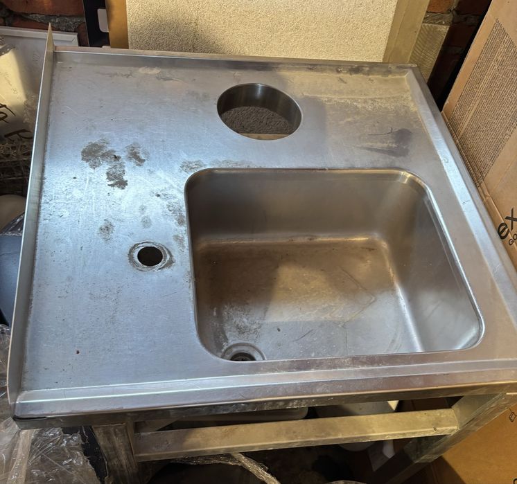 Zlew jednokomorowy z otworem na odpady