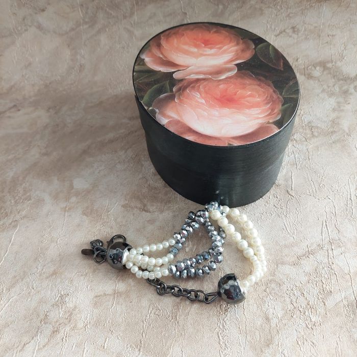 Drewniane, owalne puzderko na biżuterię. Prezentuje się wyśmienicie, s