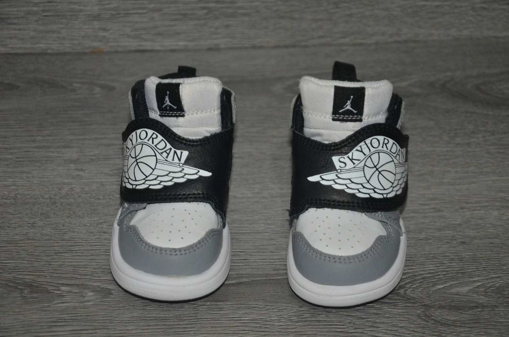Продам кросівки Фірма JORDAN .