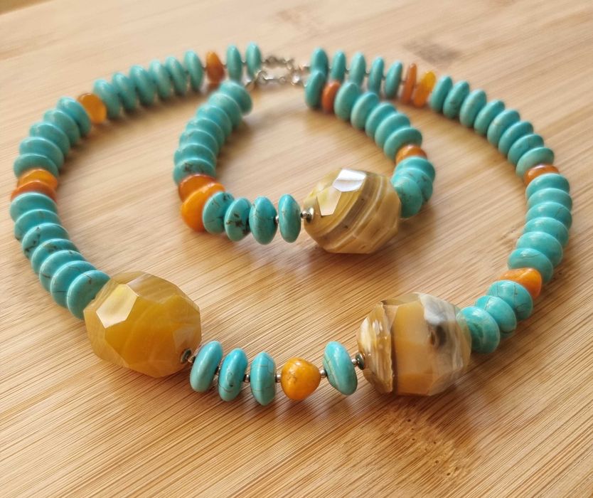 Srebrny naszyjnik i bransoleta.