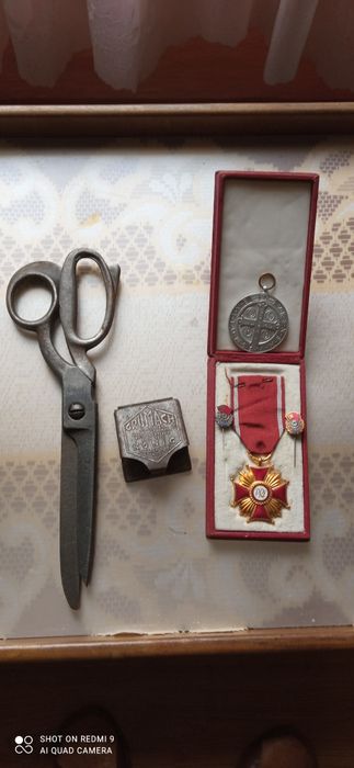 Krzyż zasługi, nożyczki Gerlach, pudełko metalowe