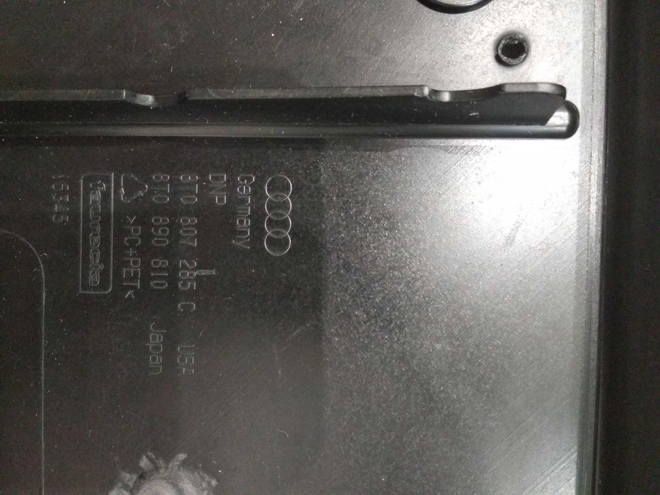 8T0 807 285 C Кронштейн номерного знака Audi A5/S5