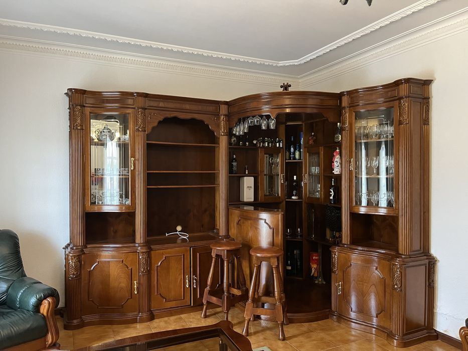 Sala c/ 3 sofás, mesa, bar e dois bancos