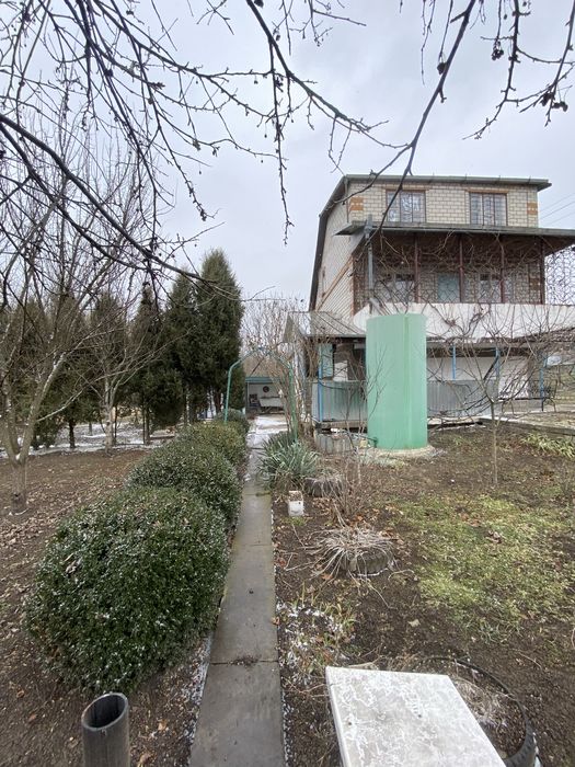 Добротний чотирьохповерховий будинок на Грензаводі по Поповича