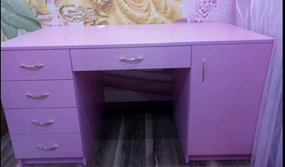 Стіл письмовий рожевого кольору