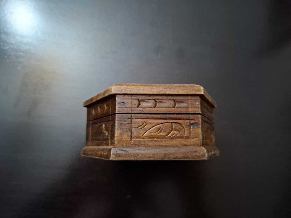 Porta-joias e madeira esculpida à mão, com formato hexagonal