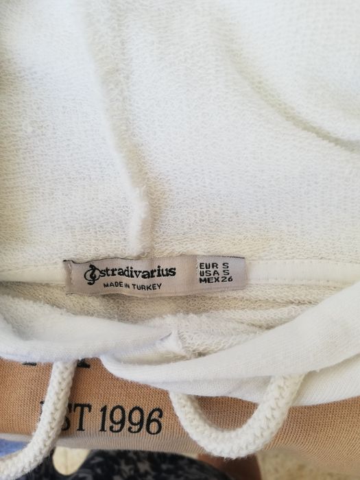 Sweatshirt Stradivarius com capuz e bolsos