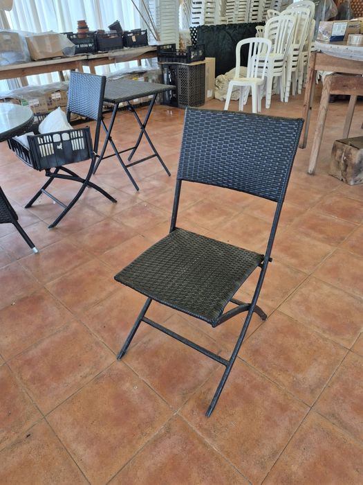 Mesa redonda e cadeiras