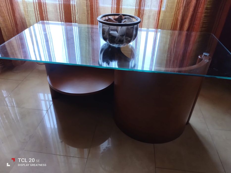 Mesa em madeira maciça e tampo de vidro