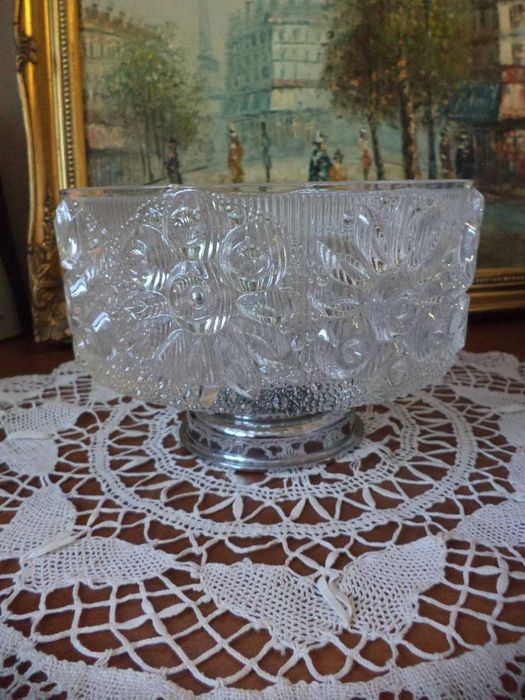 ваза конфетница из старого стекла на металлической ножке