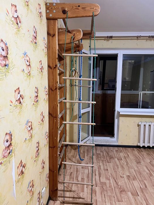 Спортивний куточок з канатом, турнічком, кільцями та дошкою для пресу.