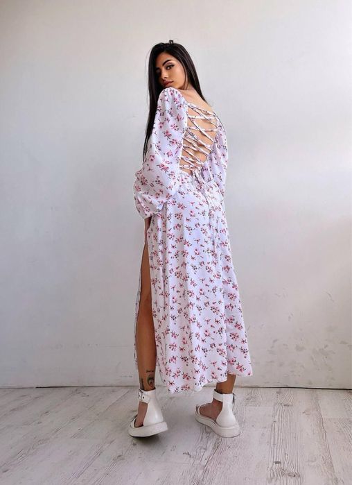 Сукня біла, довжина міді зі шнурівкою на спині.