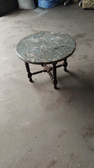 Mesa de Centro Redonda em Pedra com Pés de Bilros (Estilo Rústico/Vintage)