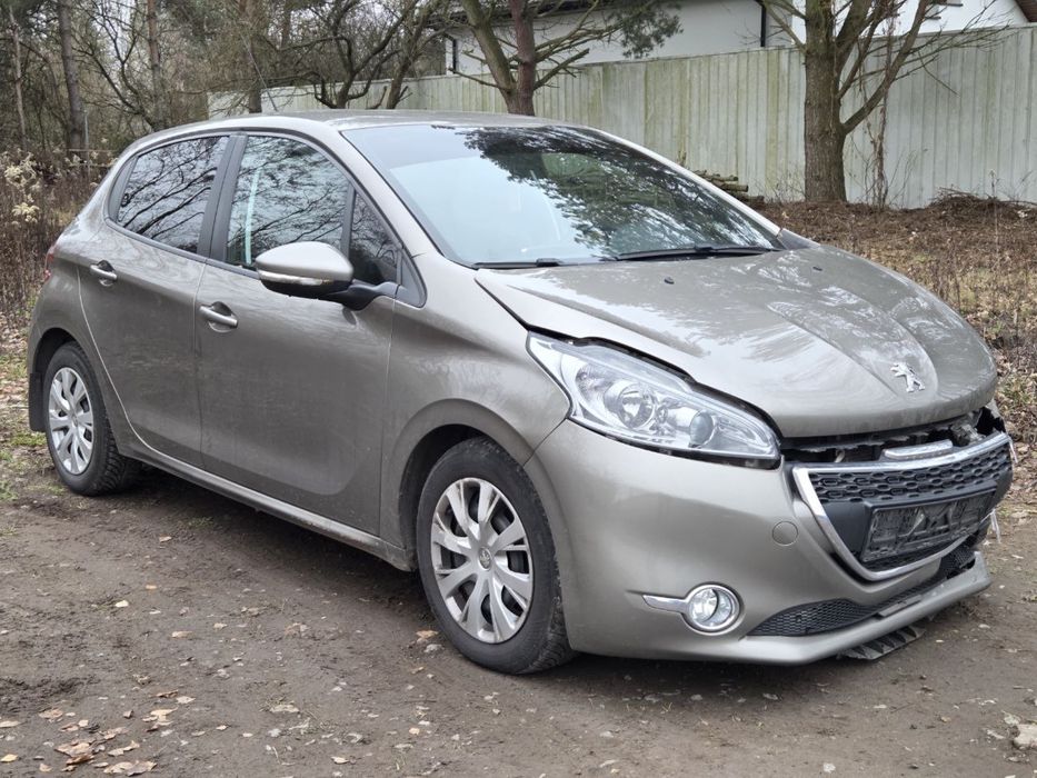 Авто після незначного дтп, заводиться працює ідеально. Ланжерони цілі, безпека ціла. Один власник з автосалону. Підкрасів ніколи небуло 

Нова зимова гума, нові гальмівні диски + колодки. Грм заміна 20 тис назад 

Авто в польщі. Ціна з доставкою в україну.
Всі питанян на сайті або viber