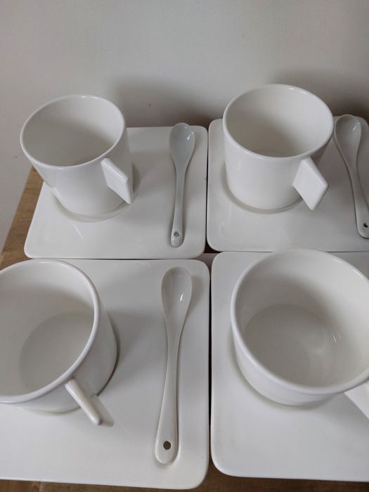 Serwis filiżanki z łyżeczkami i spodkami