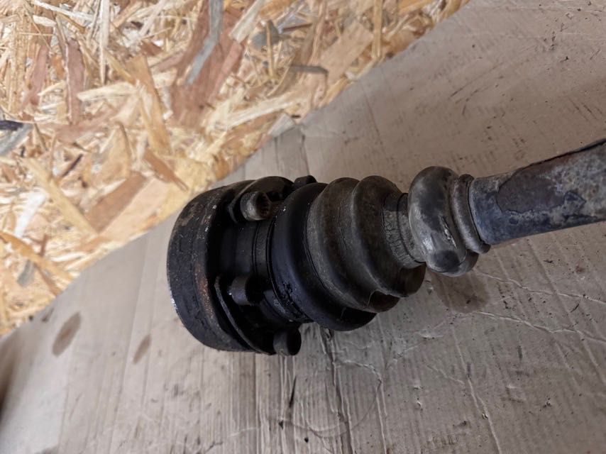 Приводний вал передній правий (піввісь) Volkswagen T4 1.9 TD 1990-2003