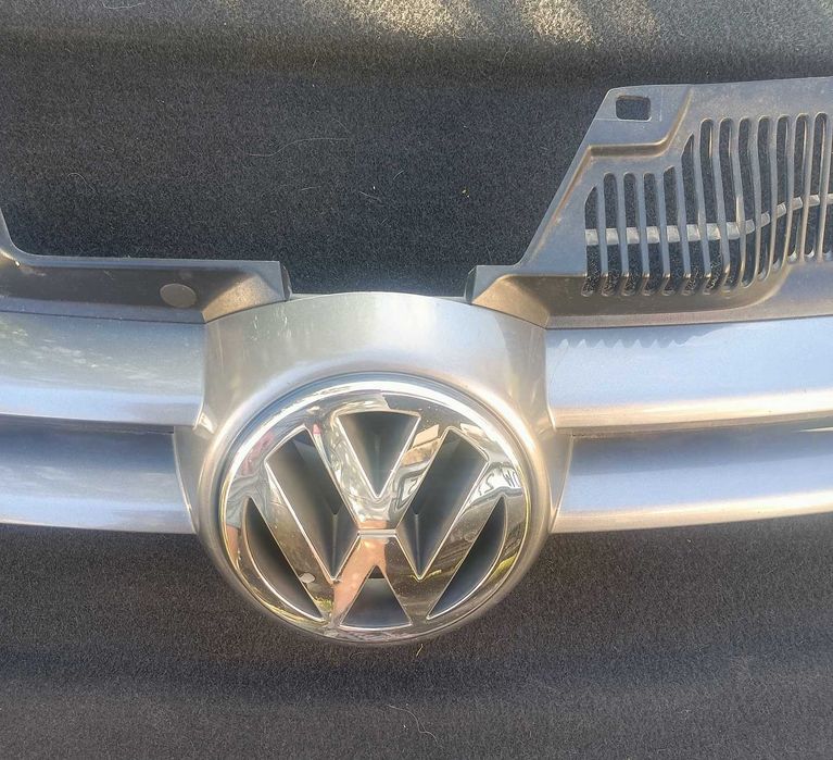 Golf 5 atrapa chłodnicy plus brewki