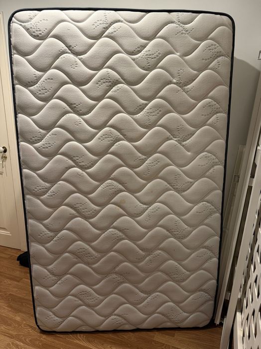 Colchão de 1,90 x 1,18 m com estrutura de cama de brinde.