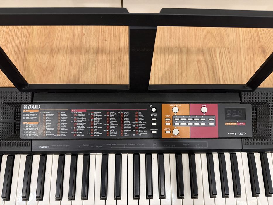 Teclado Yamaha PSR F51 com carregador e suporte para partitura