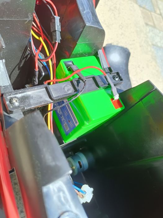 Mota eletricista de criança