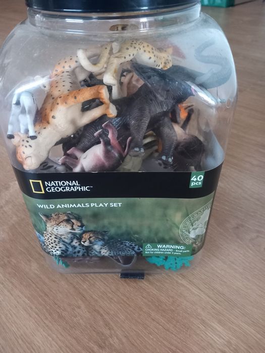 Vários brinquedos capacete